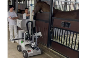 科技領(lǐng)“飼”：馬房智能飼喂機(jī)器人亮相汗血馬基地